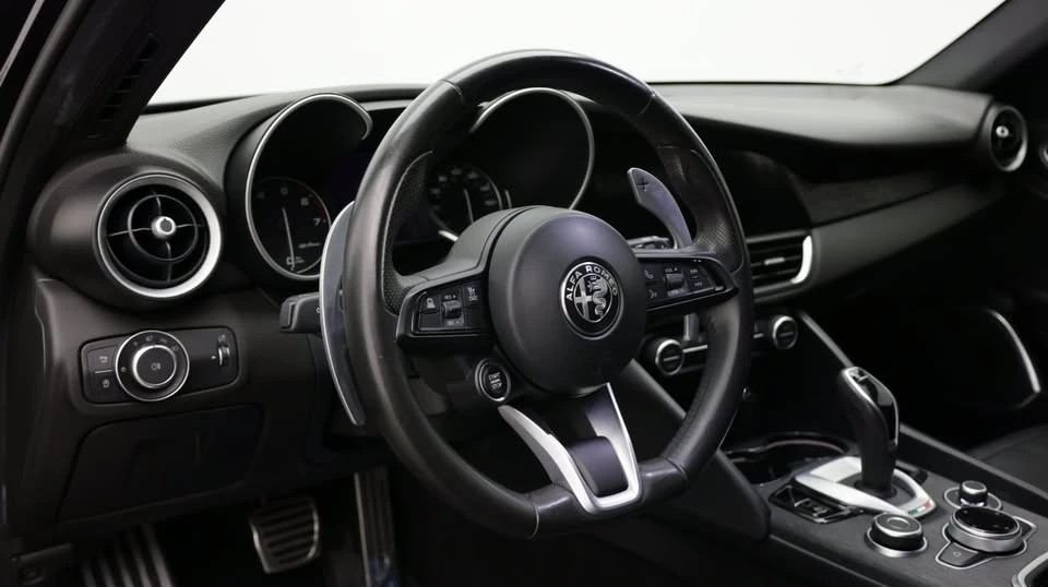 2022 Alfa Romeo Giulia - Image 10 of 20