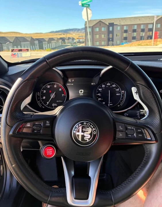 2022 Alfa Romeo Giulia - Image 6 of 10