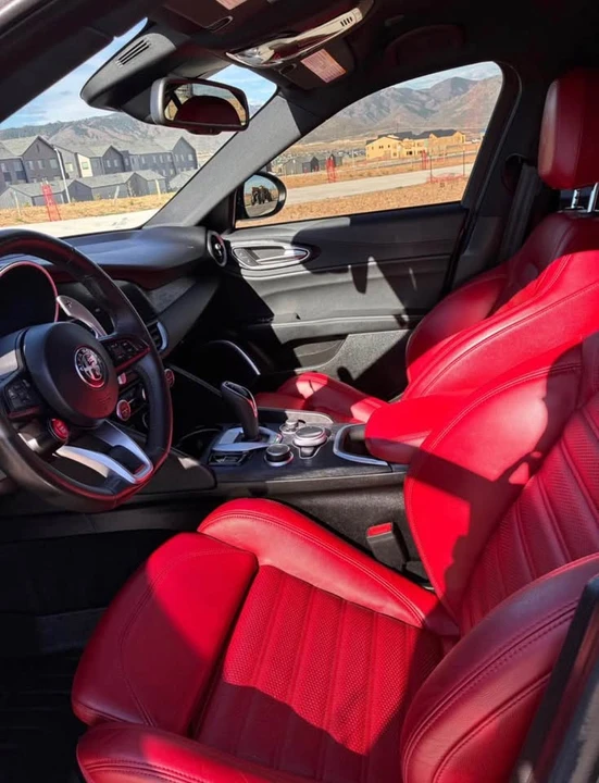 2022 Alfa Romeo Giulia - Image 5 of 10