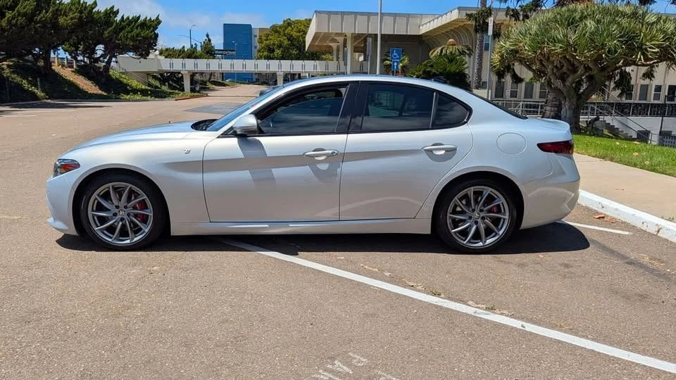 2022 Alfa Romeo Giulia - Image 9 of 14