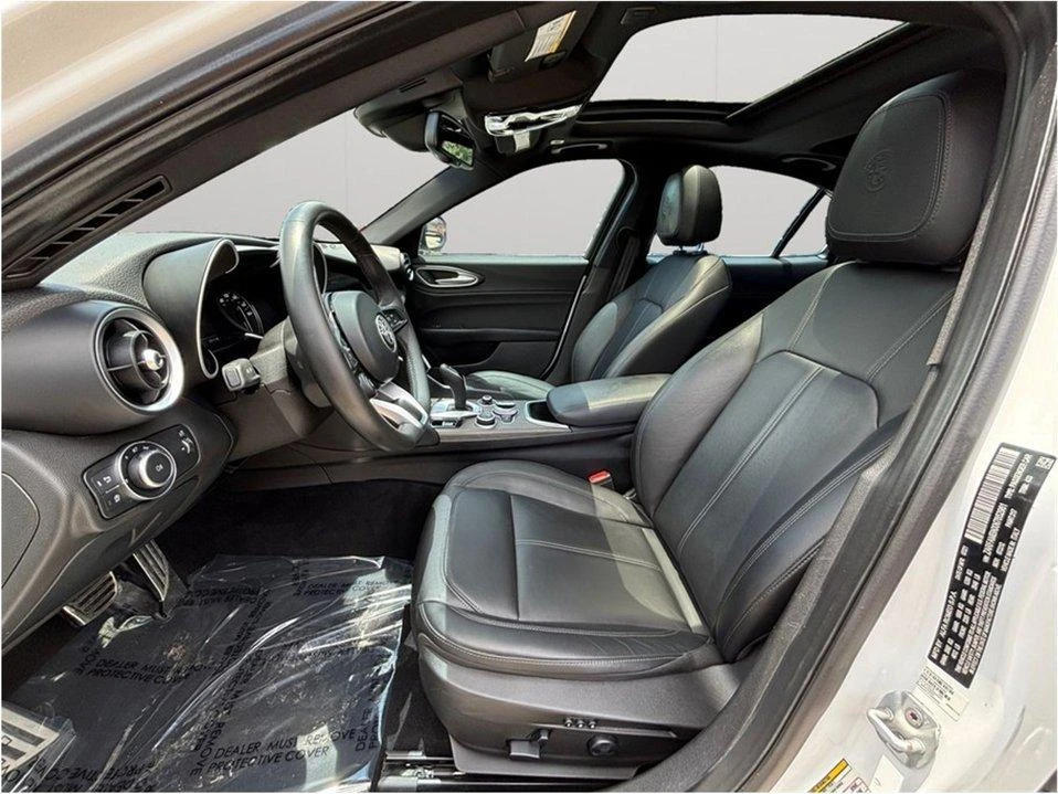 2022 Alfa Romeo Giulia - Image 2 of 20