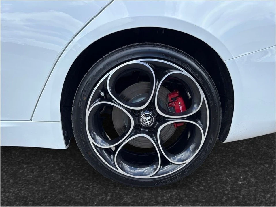 2022 Alfa Romeo Giulia - Image 15 of 20
