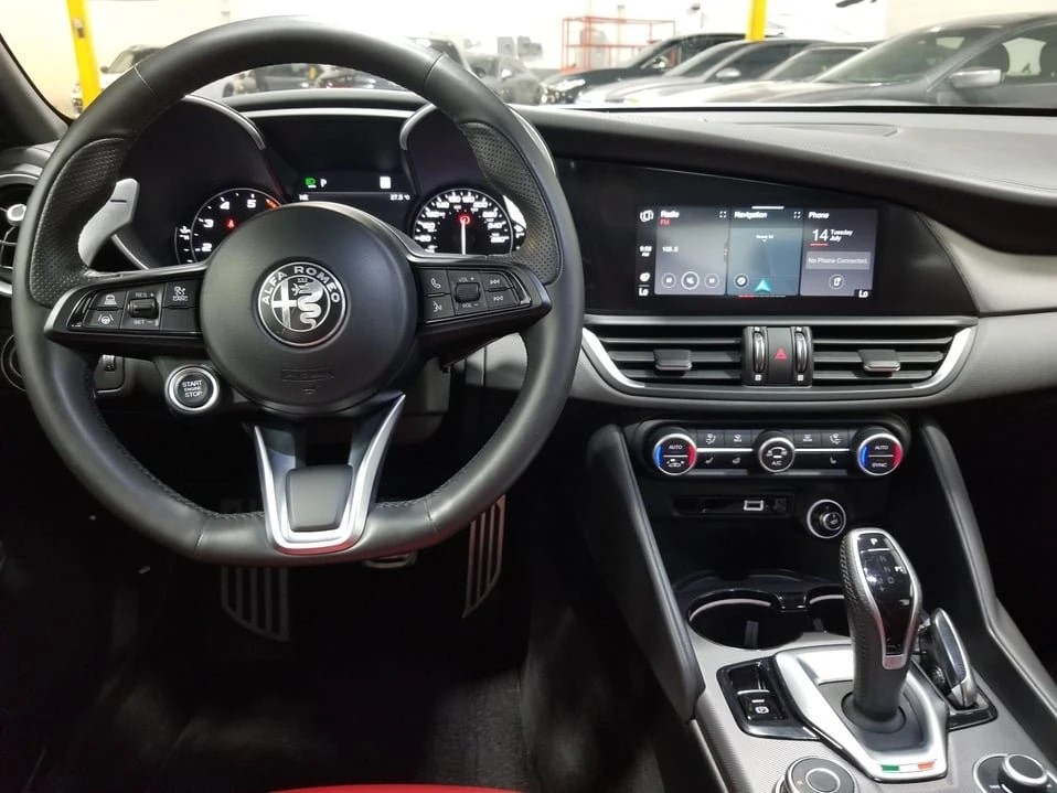2022 Alfa Romeo Giulia - Image 13 of 20
