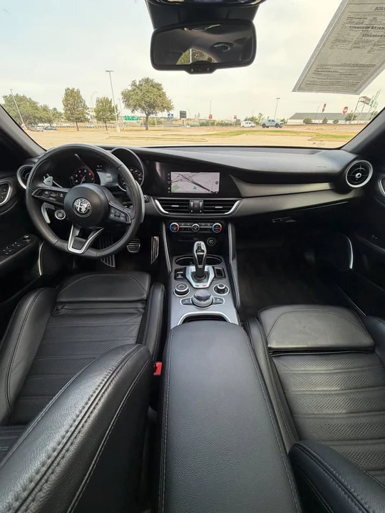 2022 Alfa Romeo Giulia - Image 10 of 15