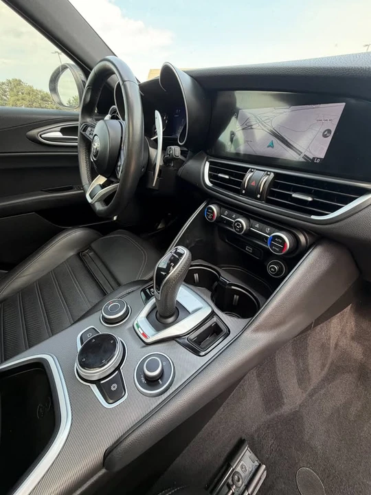 2022 Alfa Romeo Giulia - Image 14 of 15