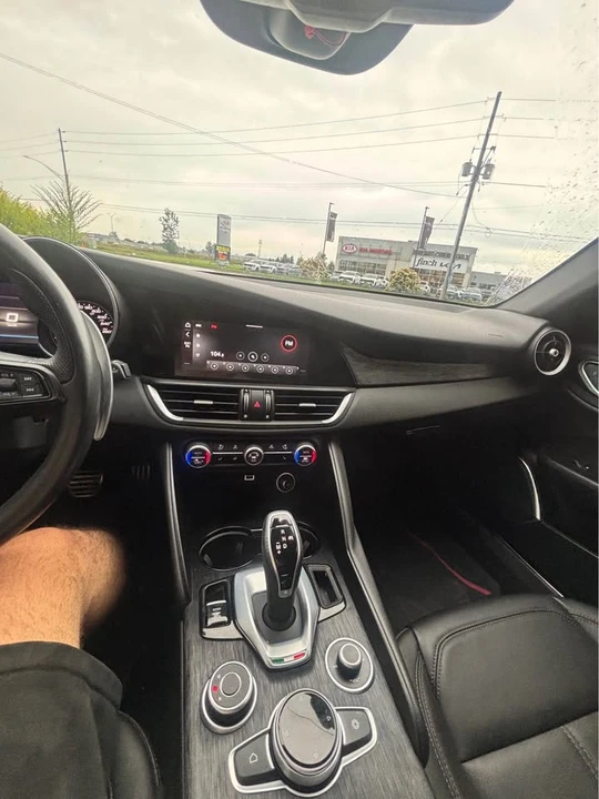 2022 Alfa Romeo Giulia - Image 14 of 20