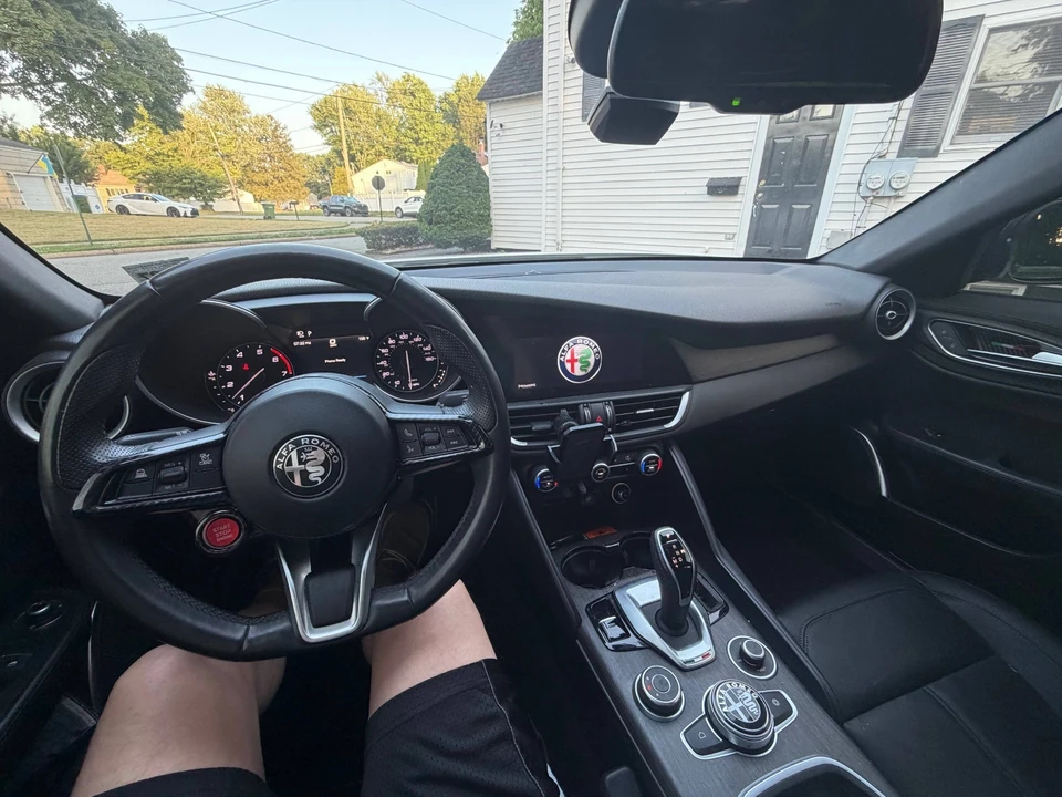 2022 Alfa Romeo Giulia - Image 15 of 21
