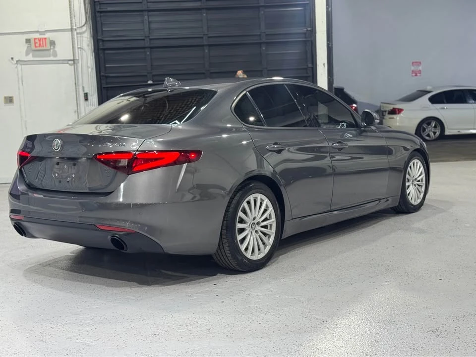 2022 Alfa Romeo Giulia - Image 9 of 13