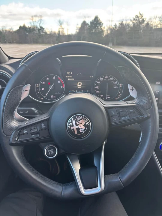 2022 Alfa Romeo Giulia - Image 5 of 6