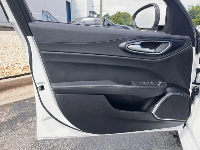 2022 Alfa Romeo Giulia - Image 7 of 17