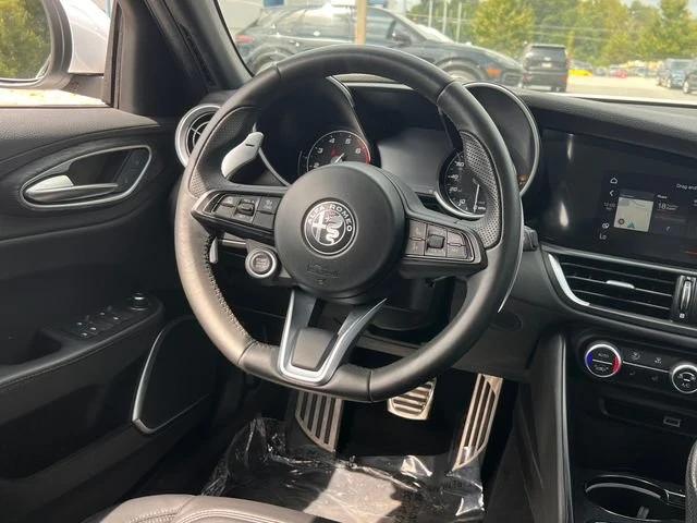 2022 Alfa Romeo Giulia - Image 15 of 17