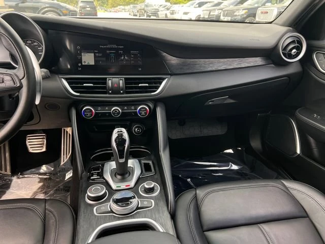 2022 Alfa Romeo Giulia - Image 12 of 17