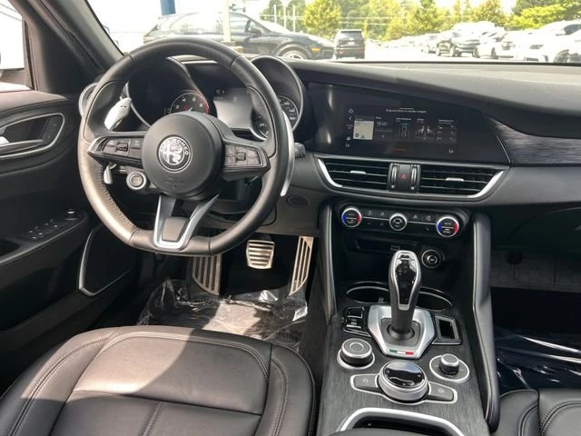 2022 Alfa Romeo Giulia - Image 14 of 17