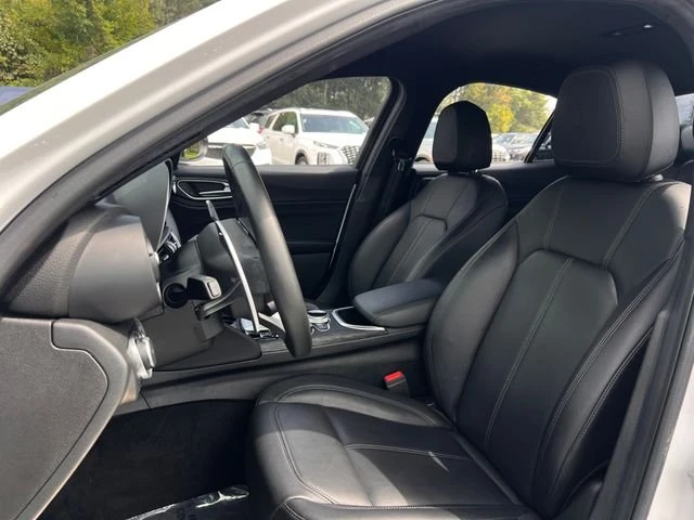 2022 Alfa Romeo Giulia - Image 10 of 17