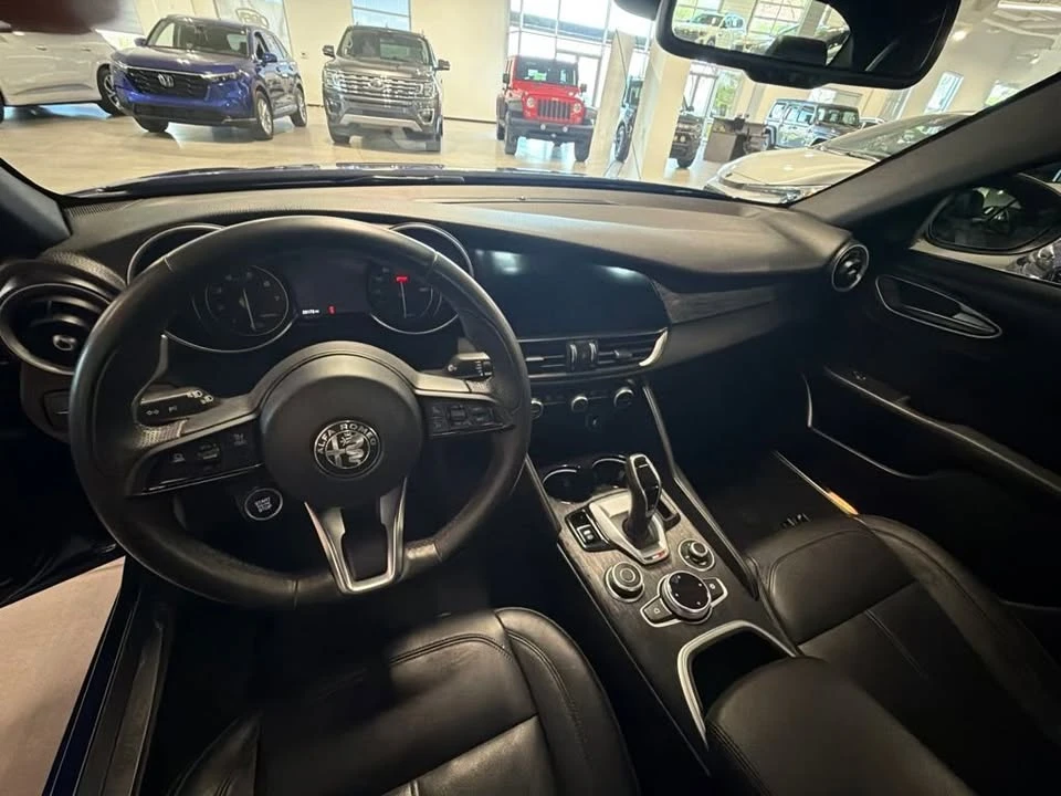 2022 Alfa Romeo Giulia - Image 15 of 16