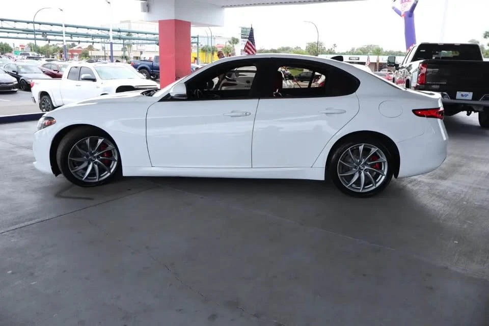 2022 Alfa Romeo Giulia - Image 5 of 14