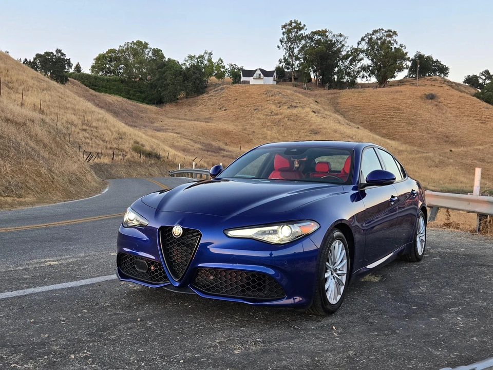 2022 Alfa Romeo Giulia - Image 7 of 31