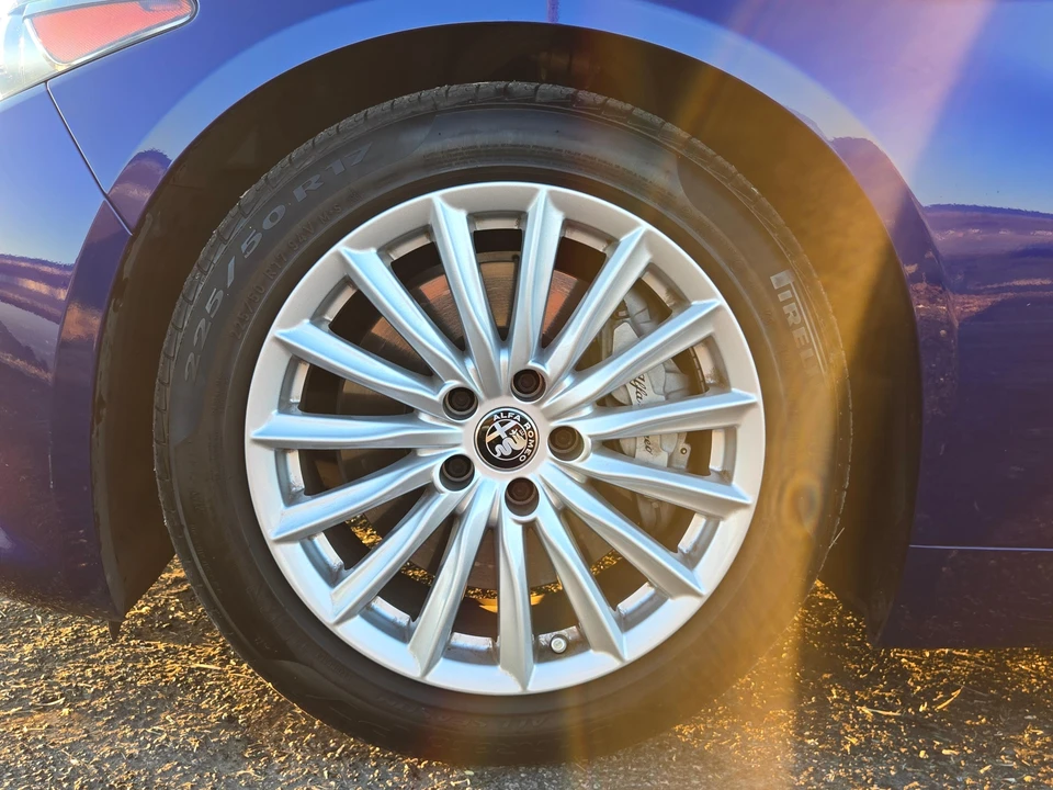 2022 Alfa Romeo Giulia - Image 24 of 31