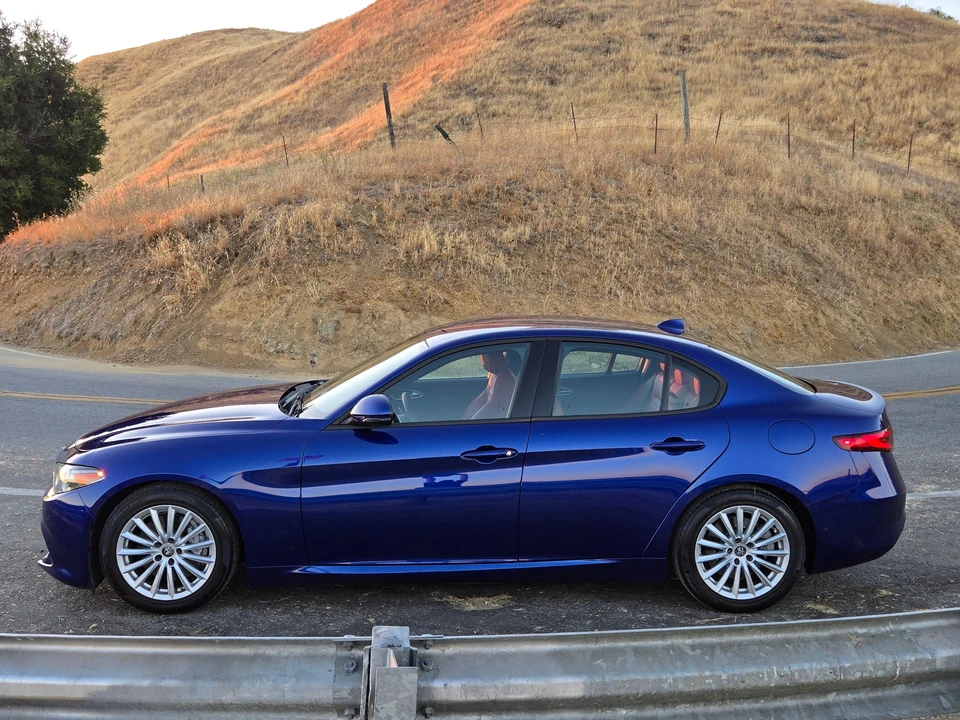 2022 Alfa Romeo Giulia - Image 8 of 31