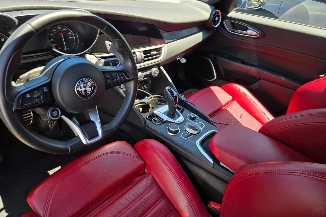 2022 Alfa Romeo Giulia - Image 28 of 31