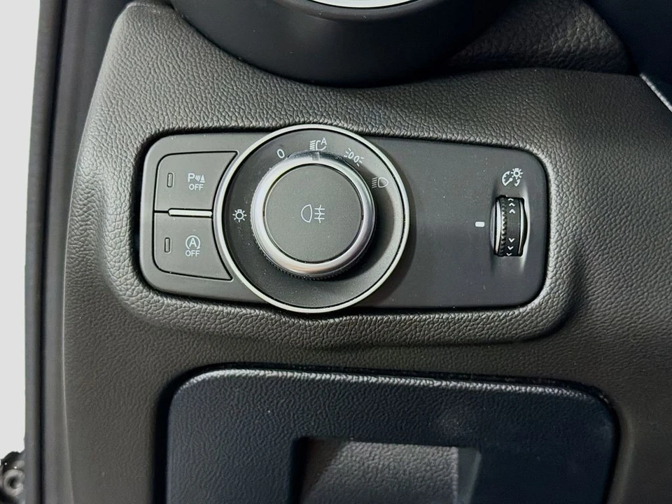 2022 Alfa Romeo Giulia - Image 11 of 31