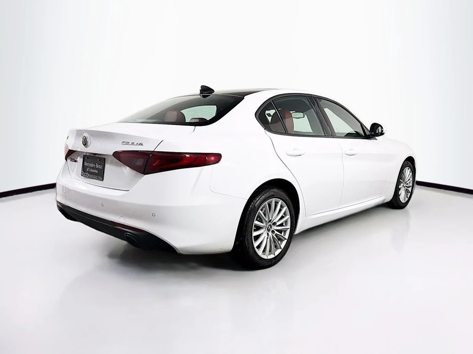 2022 Alfa Romeo Giulia - Image 7 of 31