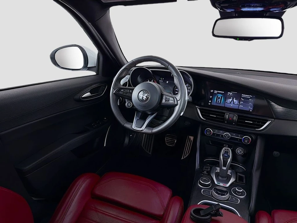 2022 Alfa Romeo Giulia - Image 25 of 31