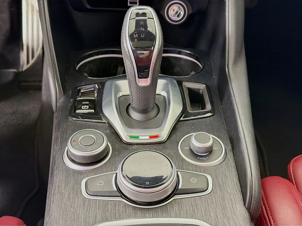 2022 Alfa Romeo Giulia - Image 20 of 31
