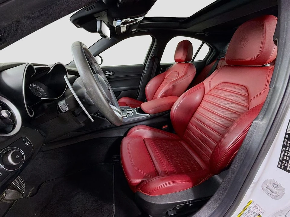 2022 Alfa Romeo Giulia - Image 12 of 31