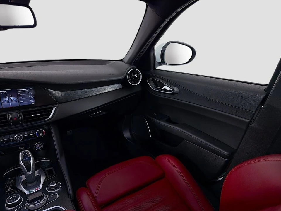 2022 Alfa Romeo Giulia - Image 26 of 31