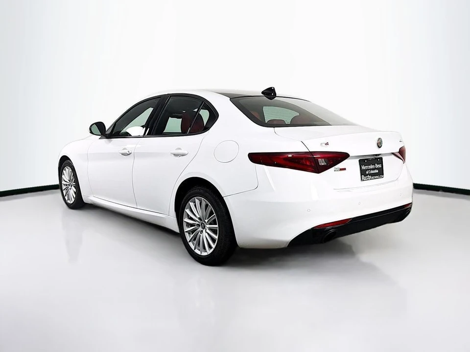 2022 Alfa Romeo Giulia - Image 5 of 31