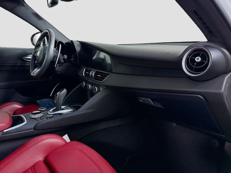 2022 Alfa Romeo Giulia - Image 31 of 31