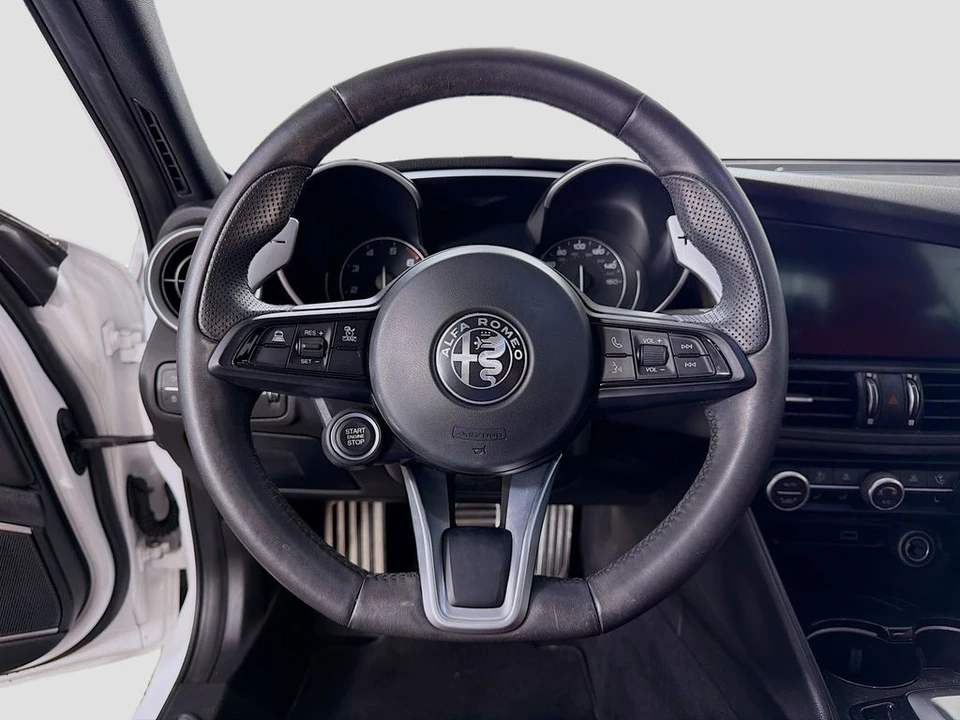 2022 Alfa Romeo Giulia - Image 13 of 31