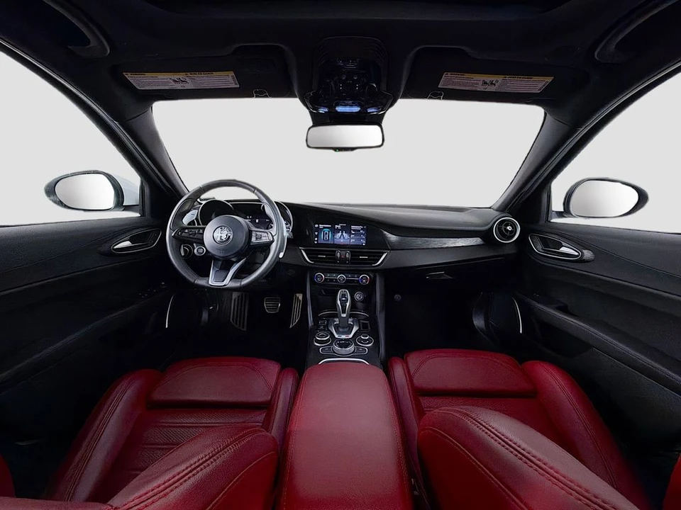 2022 Alfa Romeo Giulia - Image 9 of 31