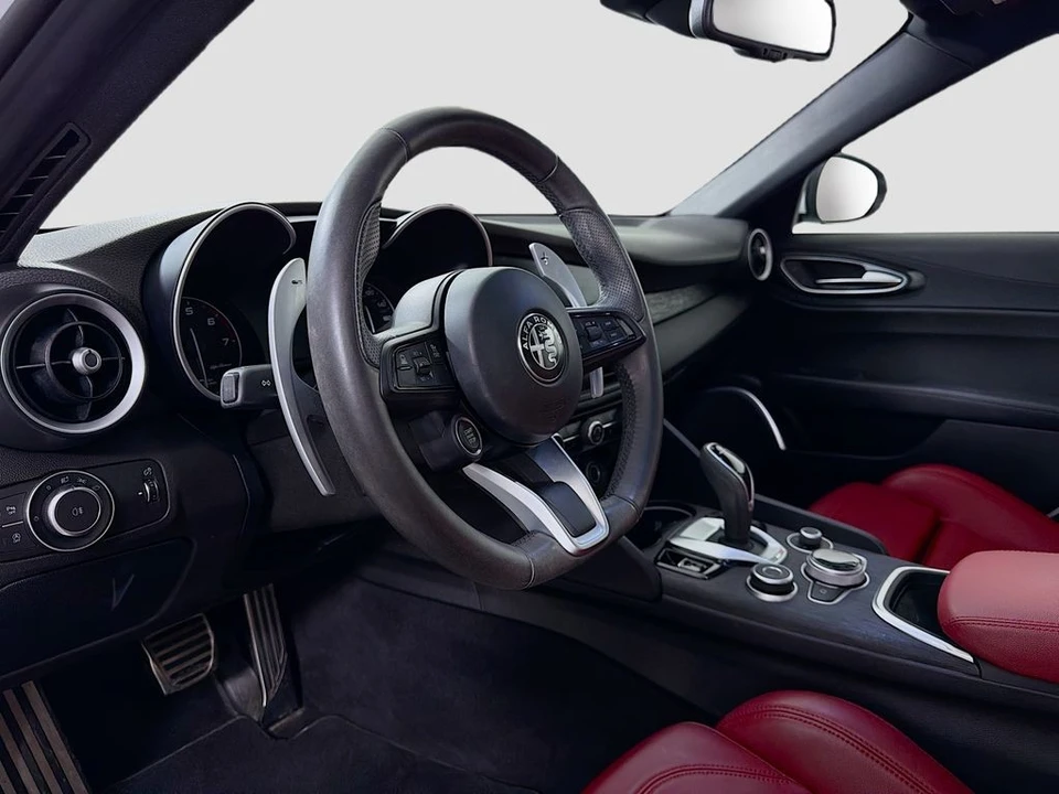 2022 Alfa Romeo Giulia - Image 10 of 31