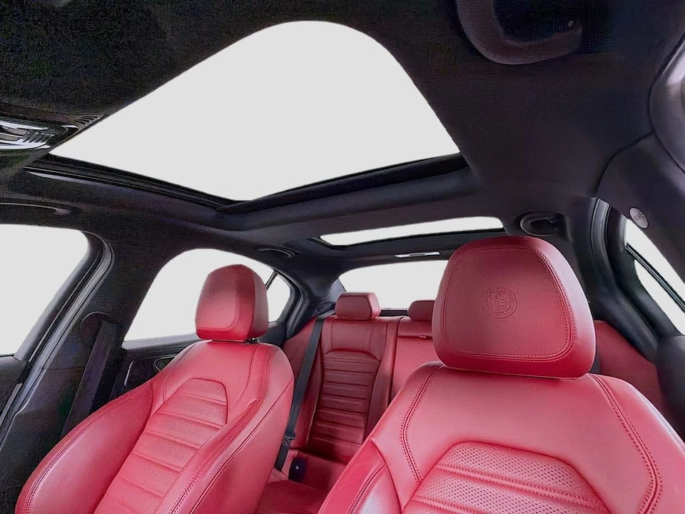 2022 Alfa Romeo Giulia - Image 15 of 31