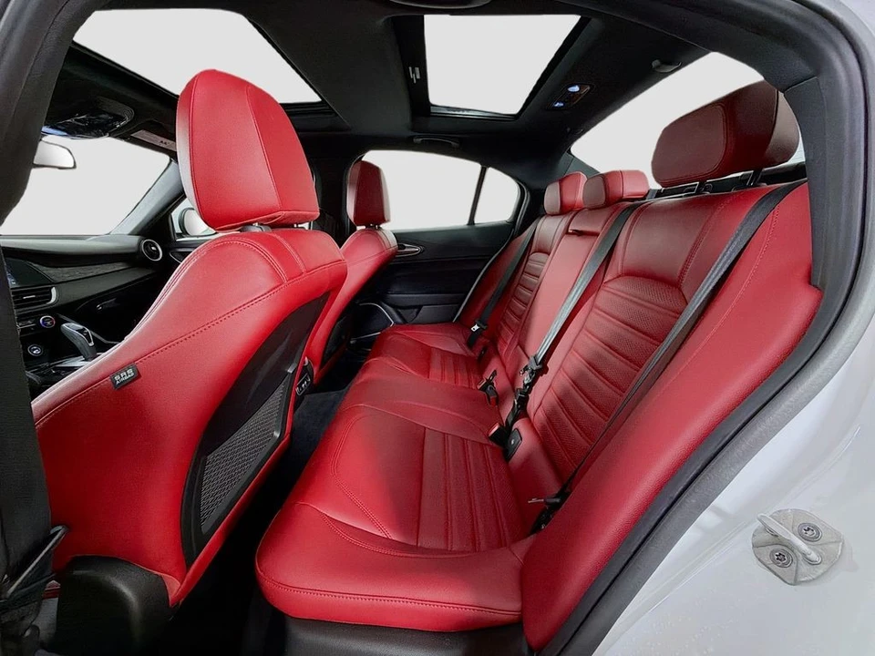 2022 Alfa Romeo Giulia - Image 24 of 31