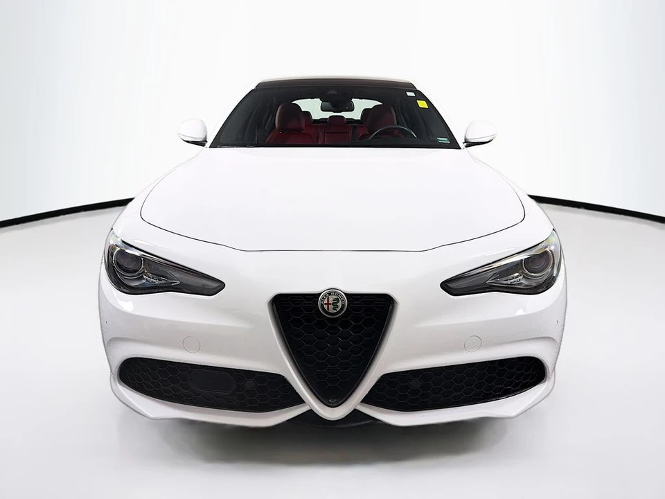 2022 Alfa Romeo Giulia - Image 2 of 31