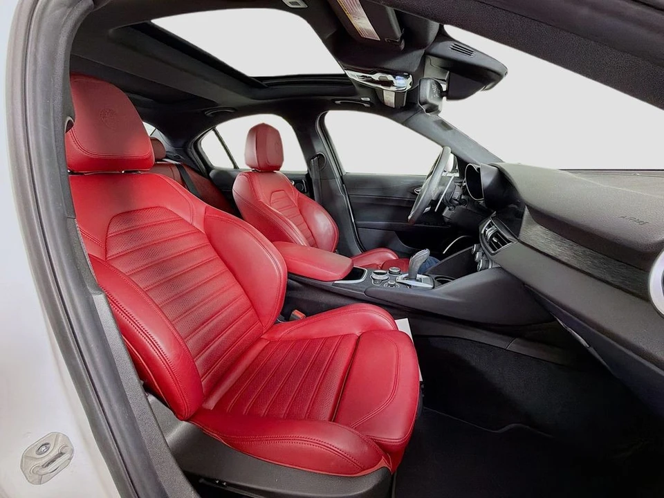 2022 Alfa Romeo Giulia - Image 30 of 31