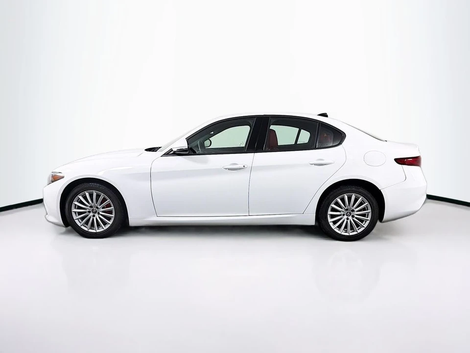 2022 Alfa Romeo Giulia - Image 4 of 31