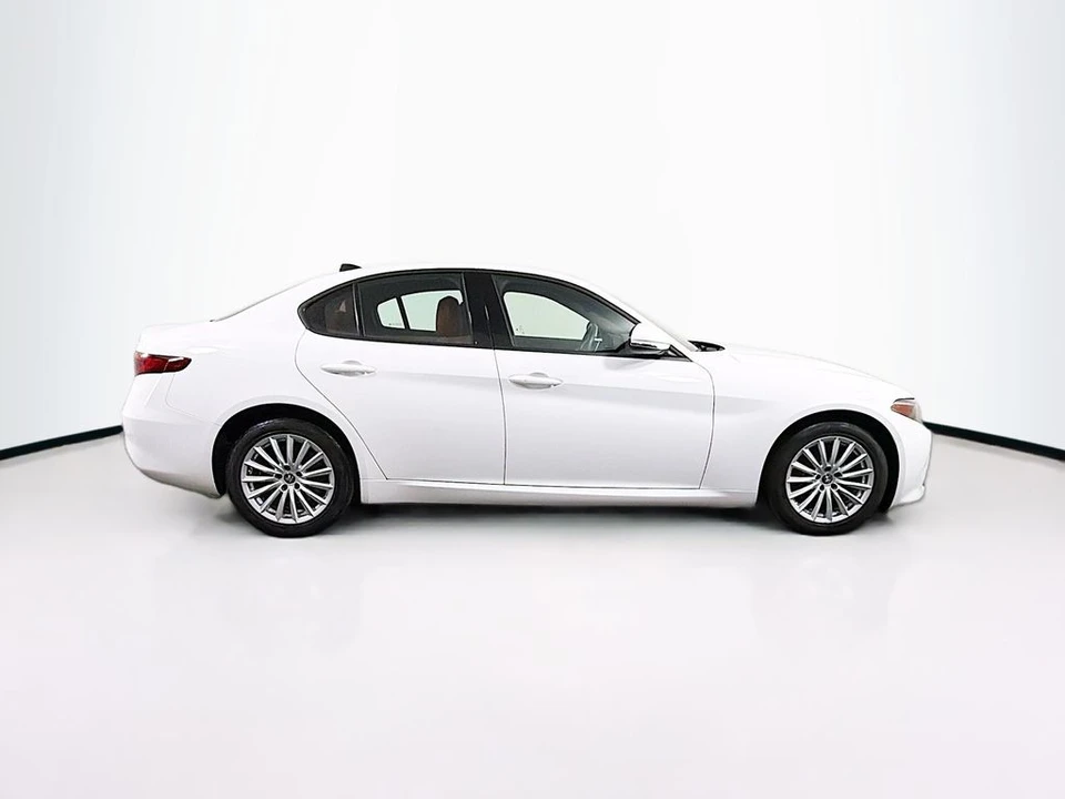 2022 Alfa Romeo Giulia - Image 8 of 31