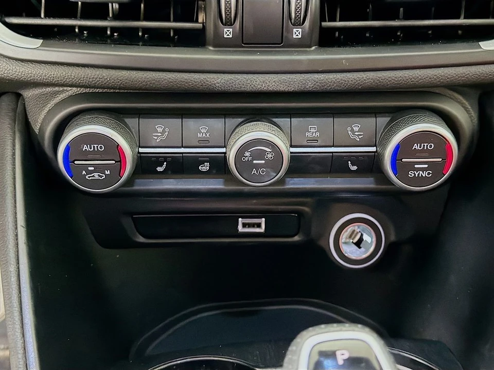 2022 Alfa Romeo Giulia - Image 19 of 31