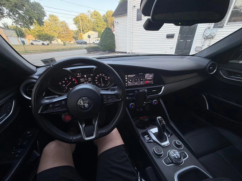 2022 Alfa Romeo Giulia - Image 14 of 21