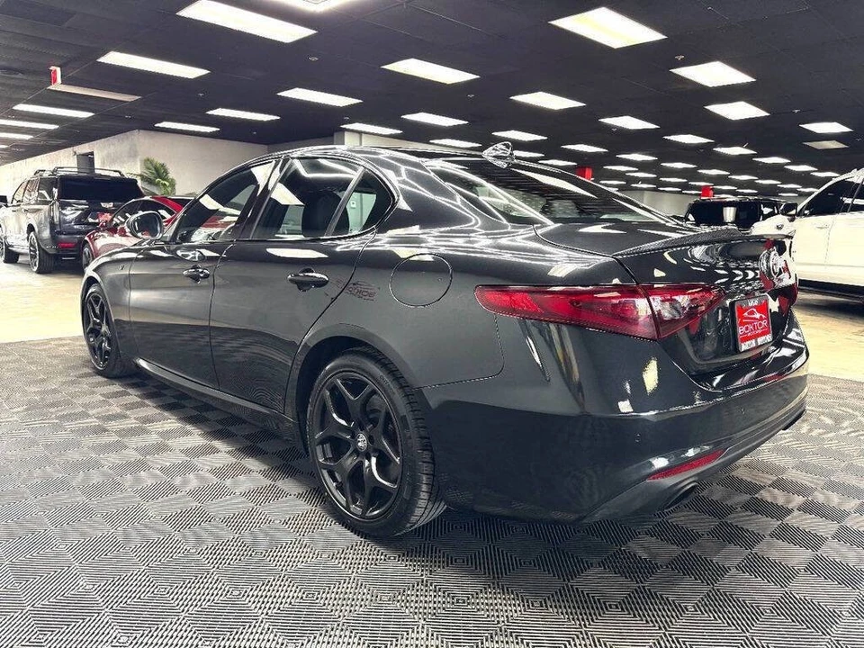 2022 Alfa Romeo Giulia - Image 11 of 31