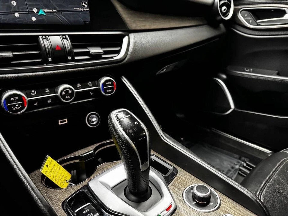 2022 Alfa Romeo Giulia - Image 26 of 31