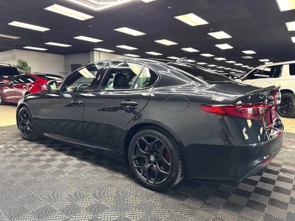 2022 Alfa Romeo Giulia - Image 9 of 31