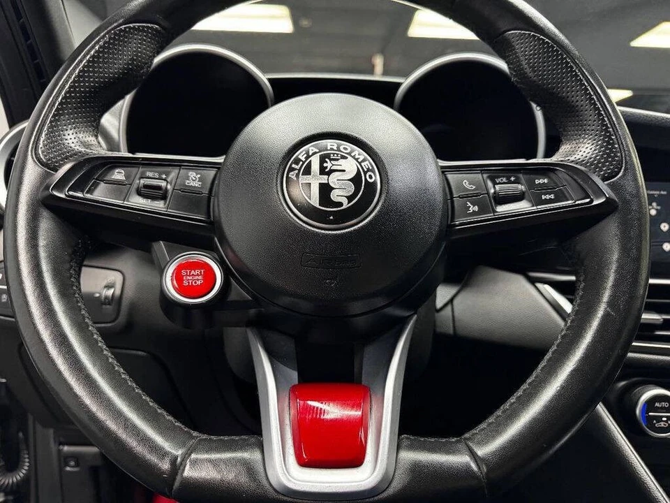 2022 Alfa Romeo Giulia - Image 23 of 31