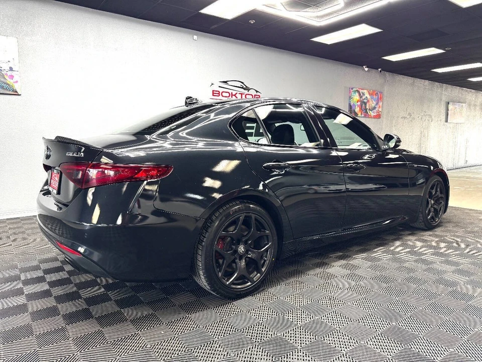 2022 Alfa Romeo Giulia - Image 13 of 21