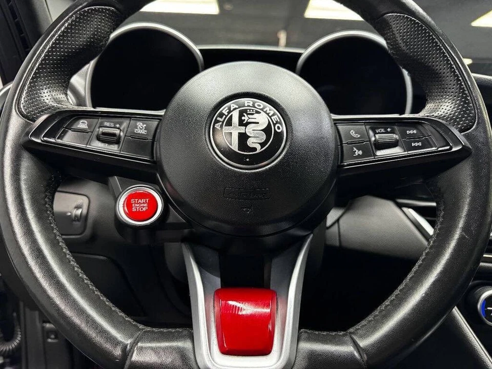 2022 Alfa Romeo Giulia - Image 22 of 31