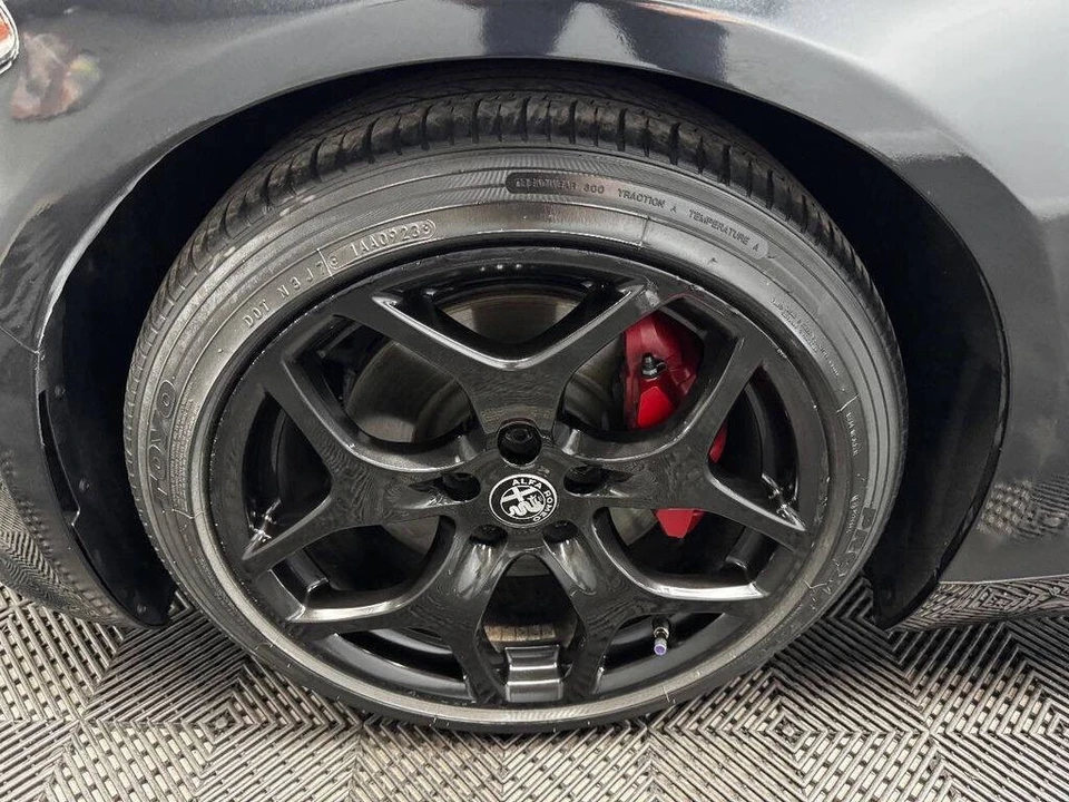 2022 Alfa Romeo Giulia - Image 21 of 31